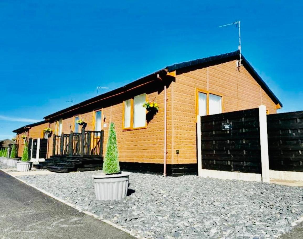 Tulip Cabin With Hot Tub York Exterior foto